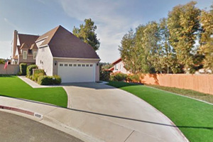 This picture shows a beautiful concrete driveway in San Diego